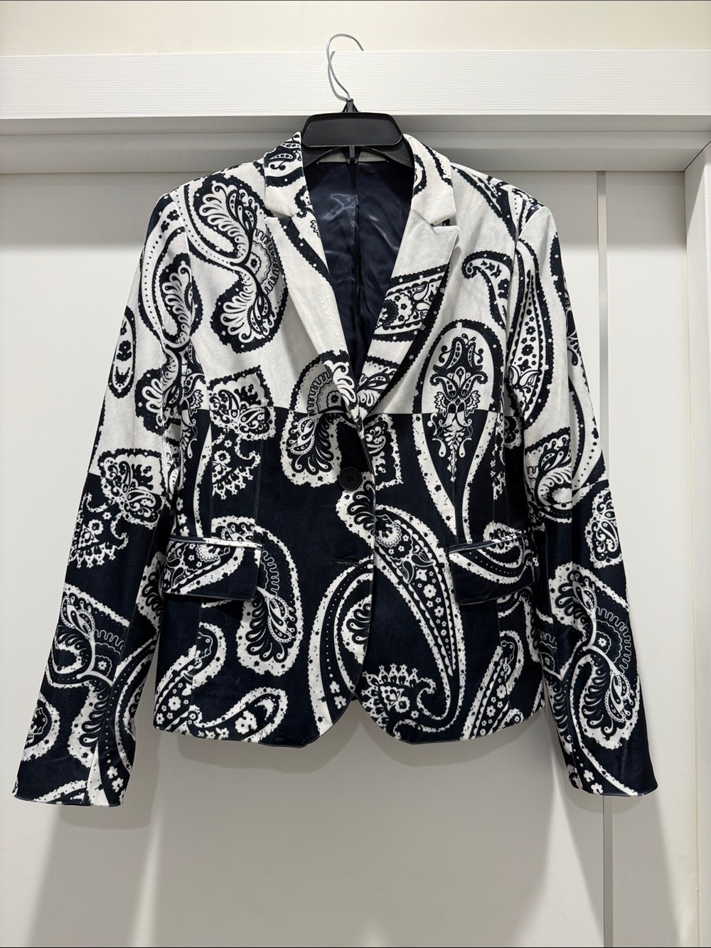 Herzen’s Angelegenheit Womens Navy & White Paisley Blazer Jacket